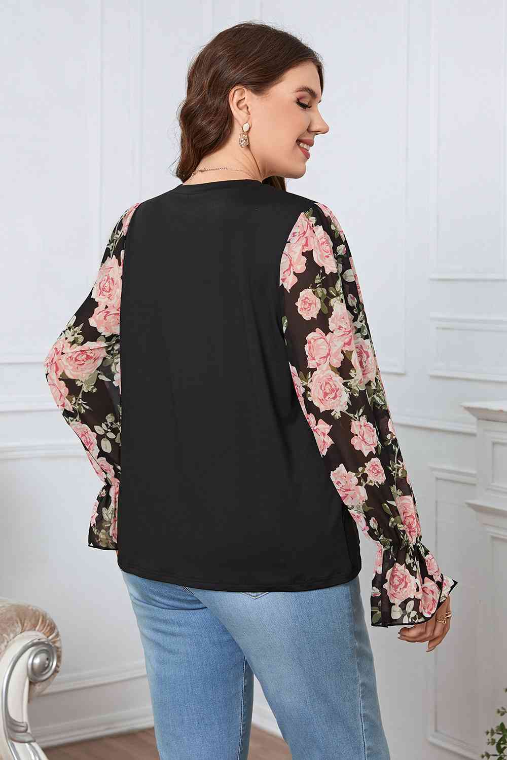 Blusa con mangas con volantes y estampado floral de talla grande