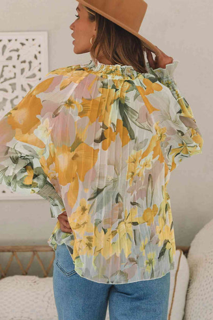 Blusa plisada con cuello simulado y estampado floral