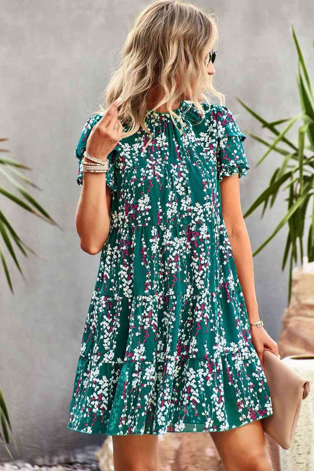 Vestido floral con mangas acampanadas en capas