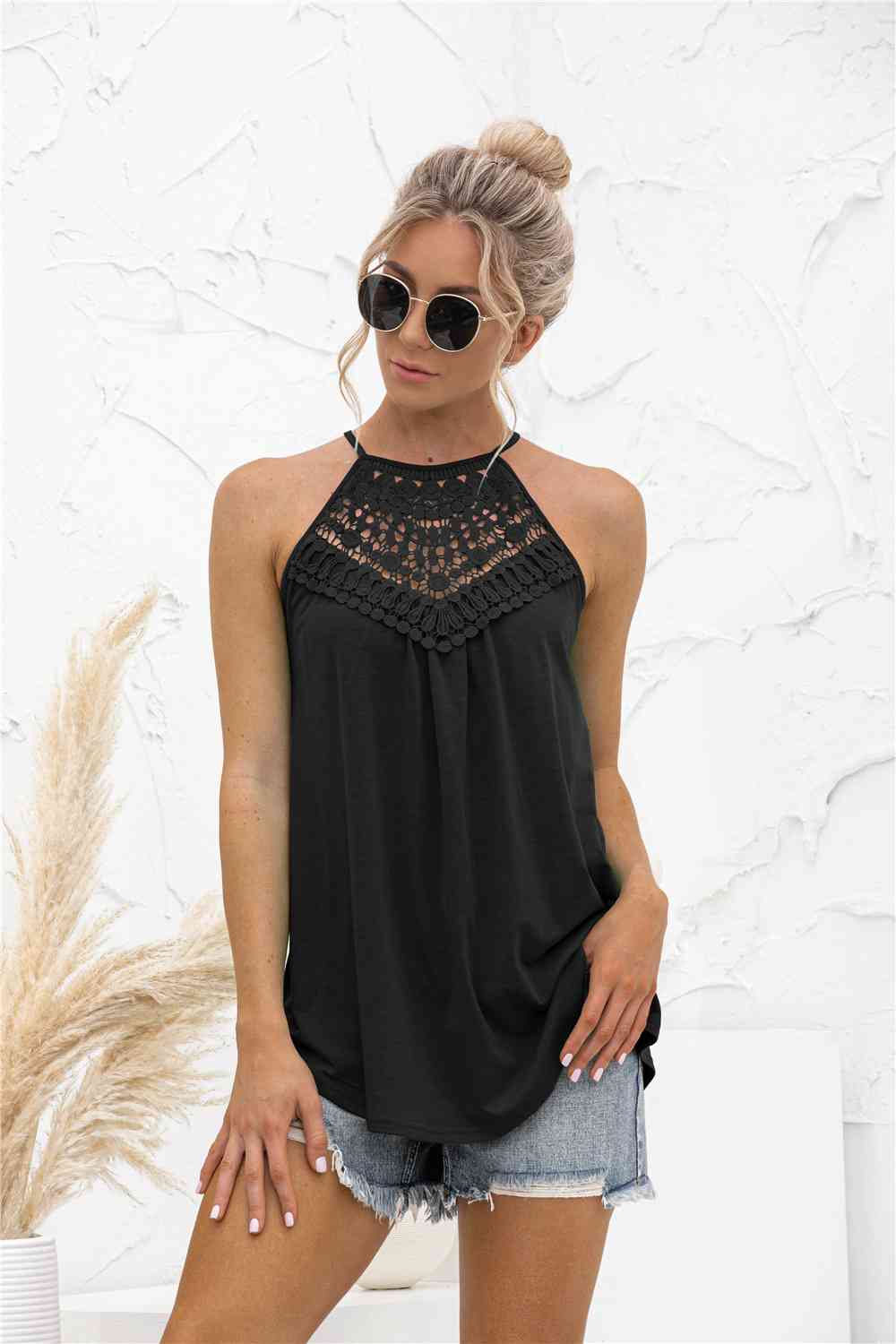 Top sin mangas de crochet con cuello halter