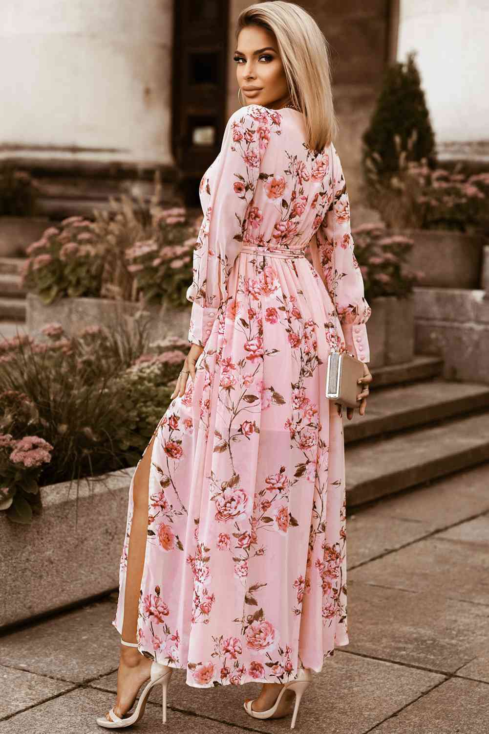 Robe longue fendue à manches évêque et ceinture à nouer florale