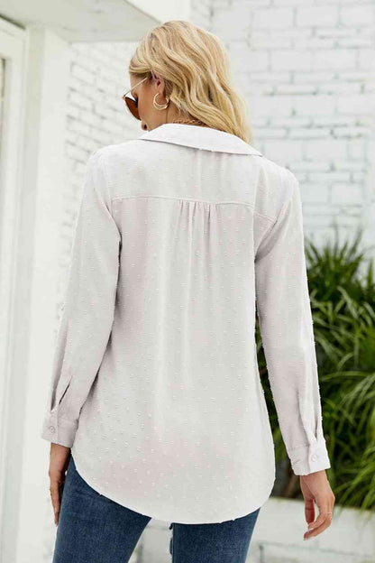 Blusa con cuello Johnny de lunares suizos