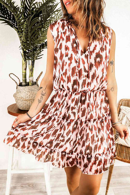 Vestido con ribete de volante y cuello anudado con estampado de leopardo