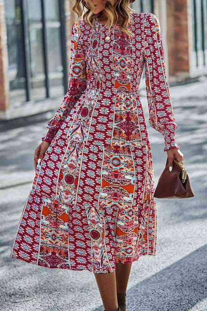 Vestido midi fruncido con cuello redondo y manga farol