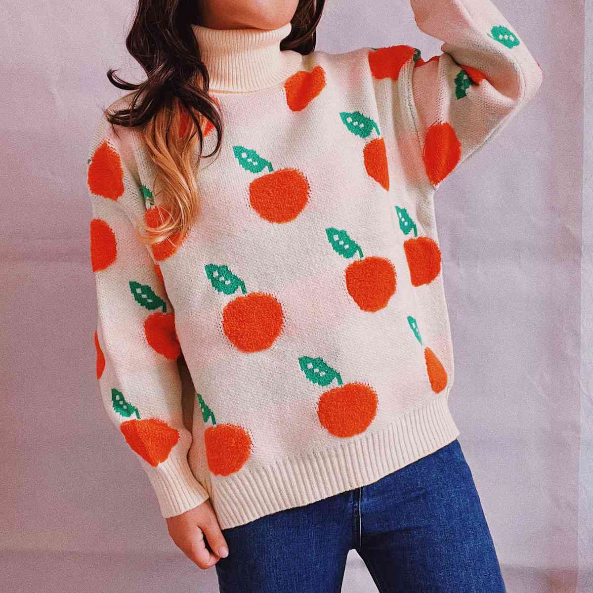 Pull à col roulé et motif de fruits