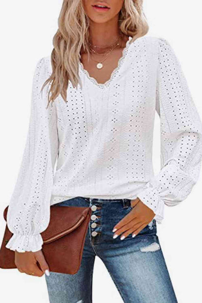 Blouse à œillets et col en V à manches volantées