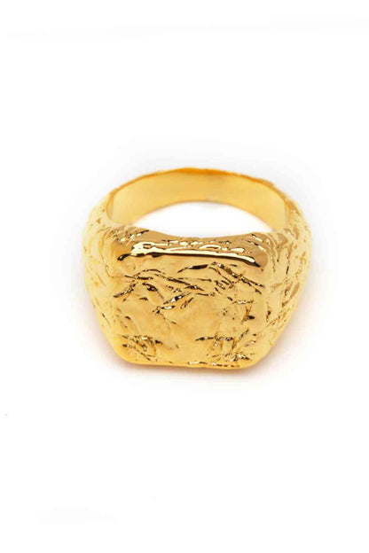 Anillo texturizado chapado en oro