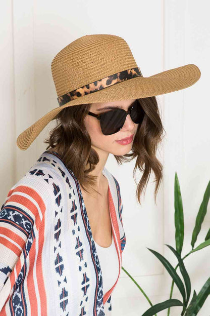 Sombrero para el sol con cinturón estampado en beige de Justin Taylor