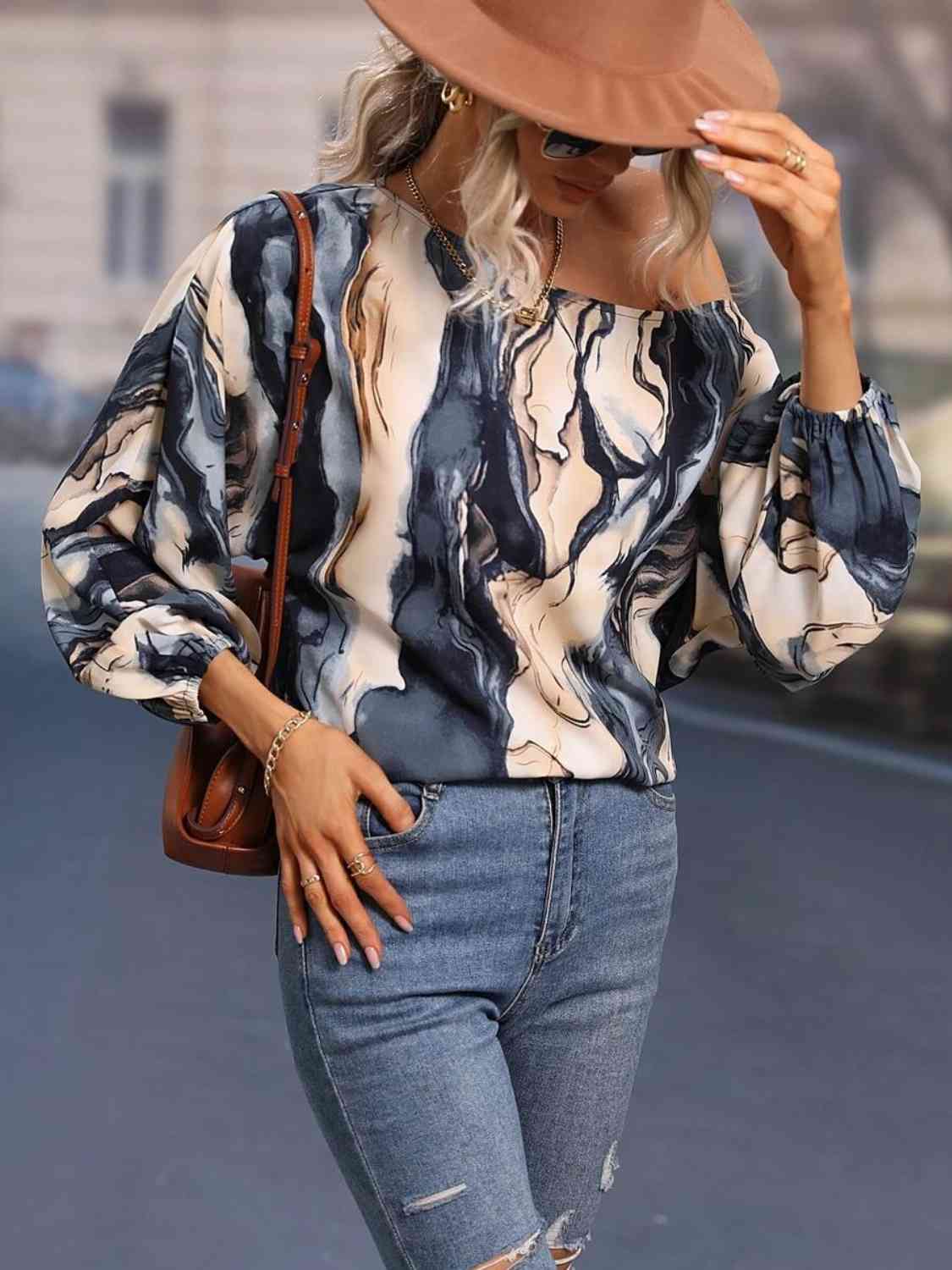 Blusa estampada con cuello barco