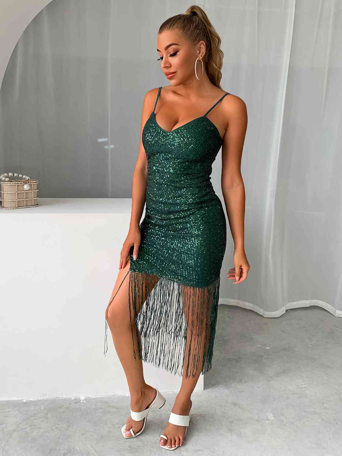 Robe à bretelles spaghetti et franges à sequins