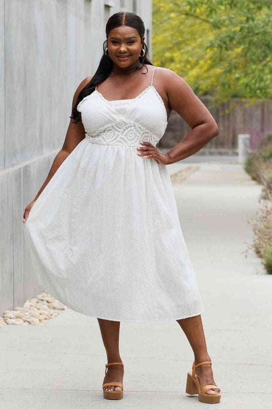 White Birch - Robe midi sans manches en dentelle pleine taille avec détails en dentelle