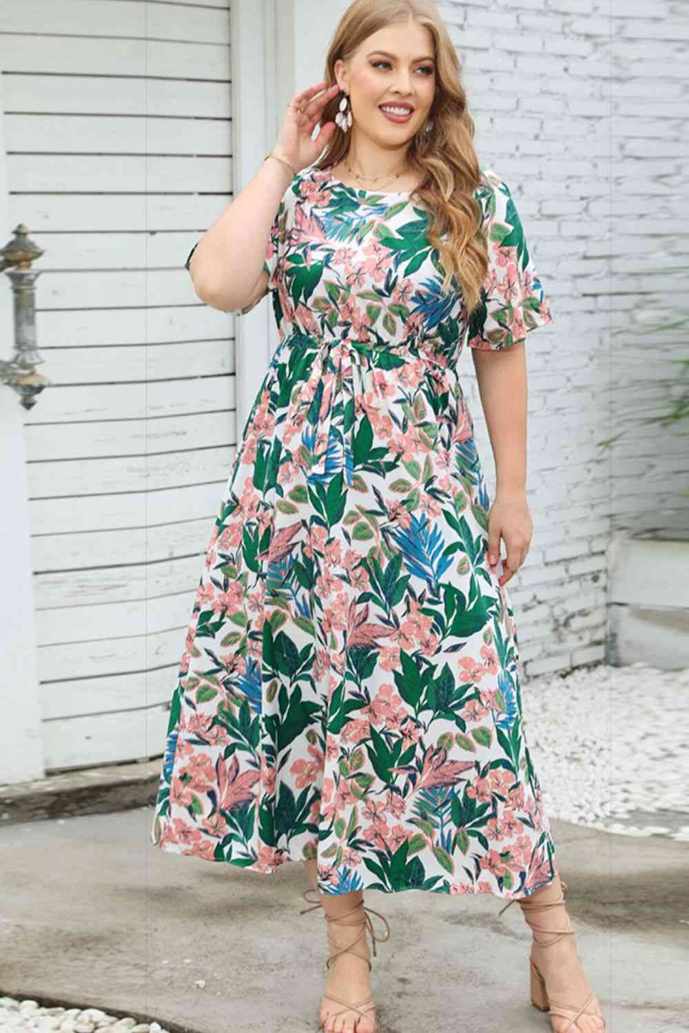 Vestido floral de manga corta con cuello redondo y talla grande