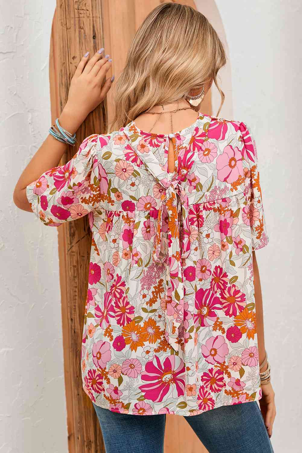 Blusa floral con mangas abullonadas y anudada