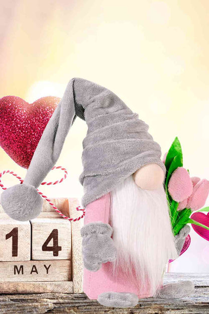 Gnome en peluche mignon debout avec tulipe 