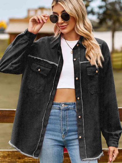 Top denim con cuello abotonado y dobladillo sin rematar