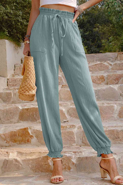 Pantalones texturizados con cintura fruncida y bolsillos