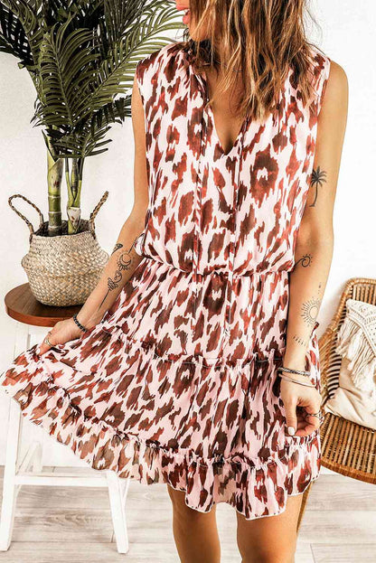 Vestido con ribete de volante y cuello anudado con estampado de leopardo