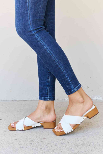 Weeboo Step Into Summer Mules sabots en bois Criss Cross en blanc