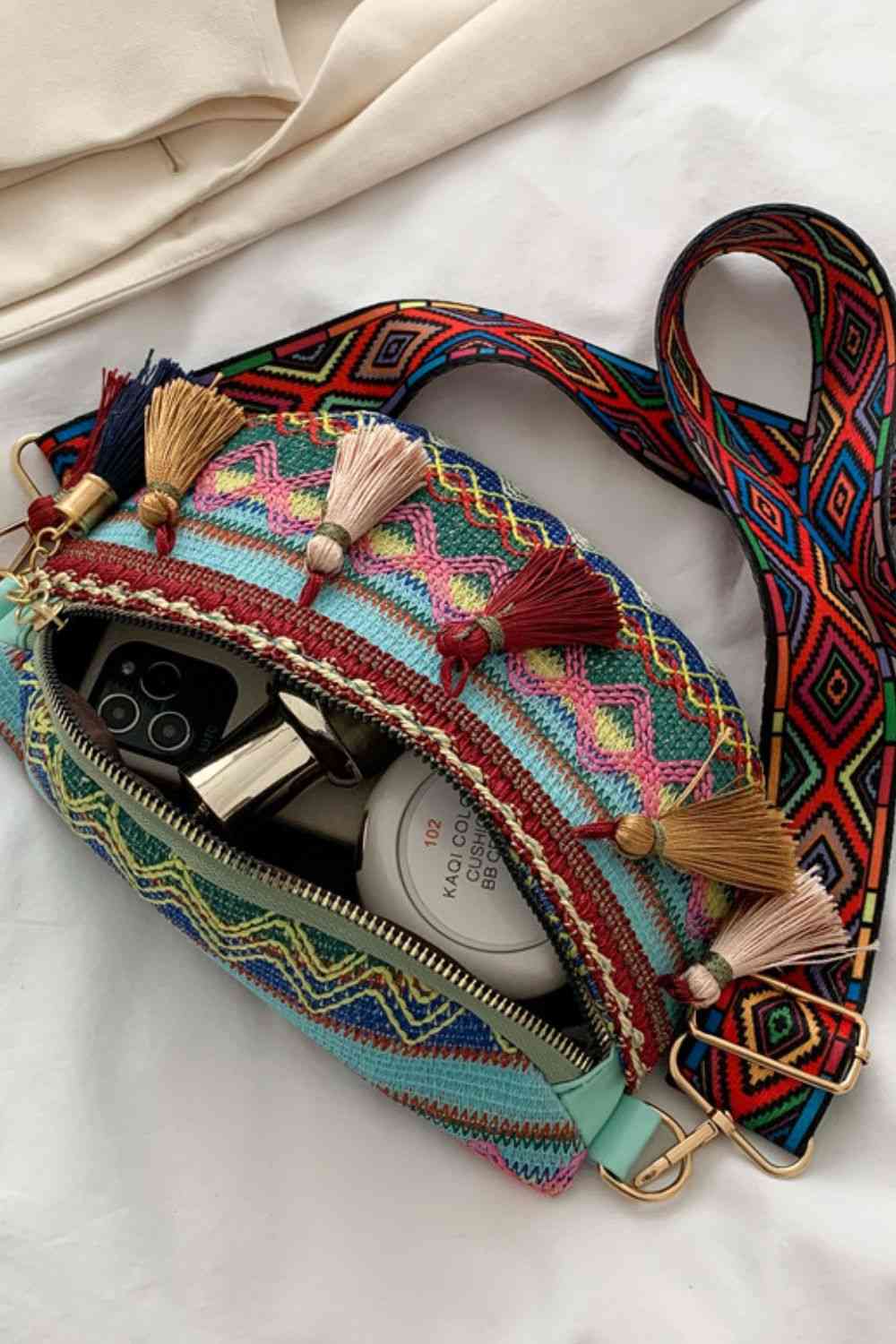 Bolso bandolera bohemio con borlas