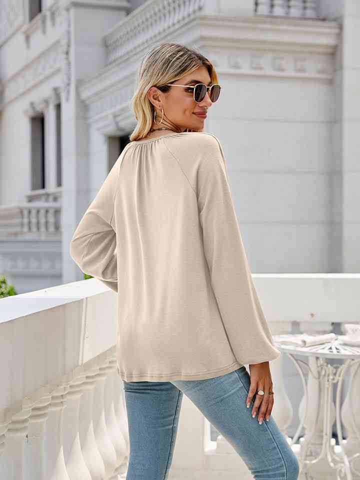 Blusa de manga larga con cuello en V