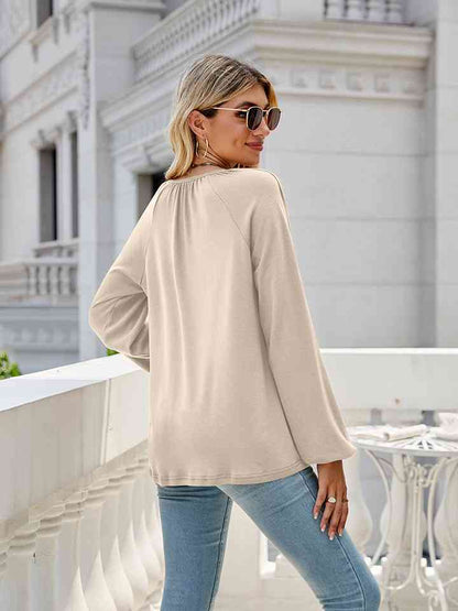 Blusa de manga larga con cuello en V