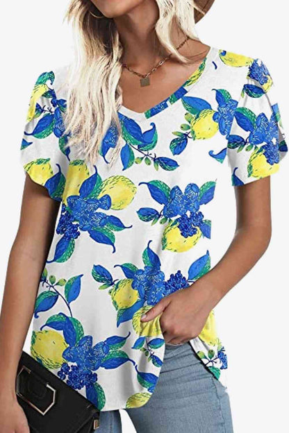 Blusa estampada con cuello en V y mangas de pétalos