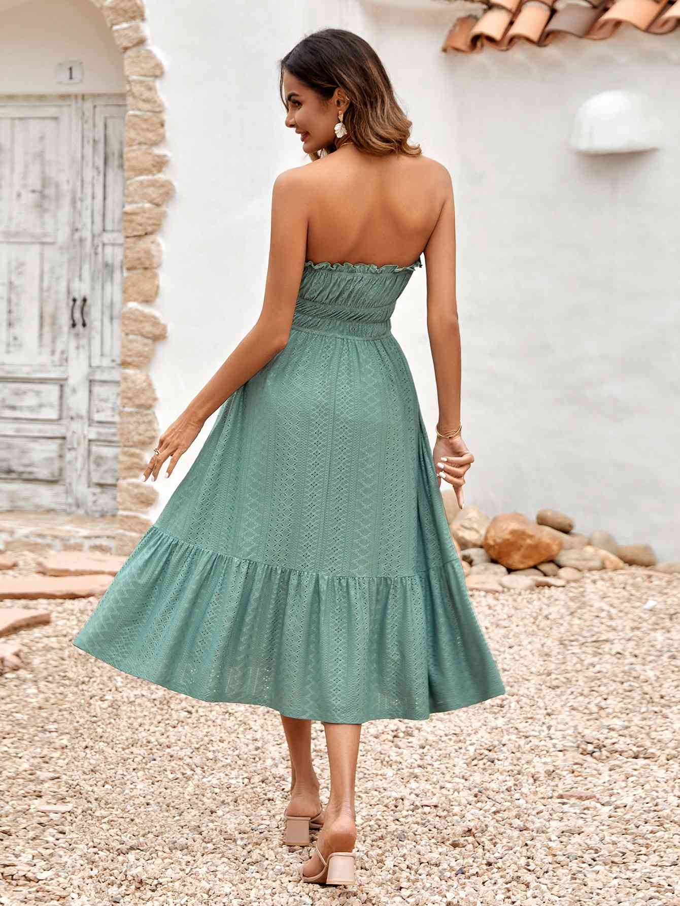 Robe midi sans bretelles à volants