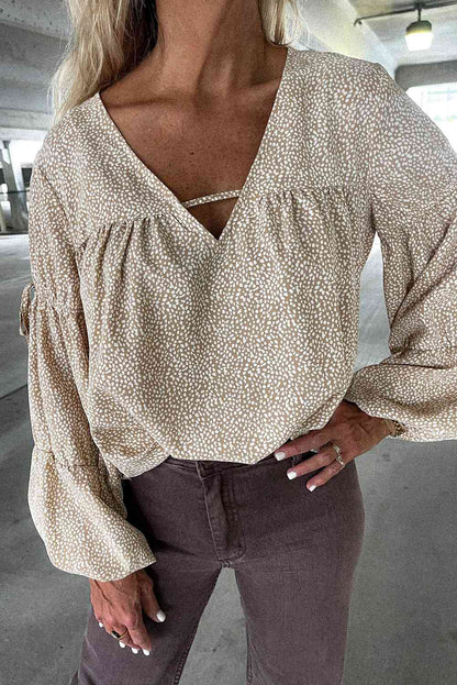 Blusa estampada con cuello en V y mangas globo con cordón