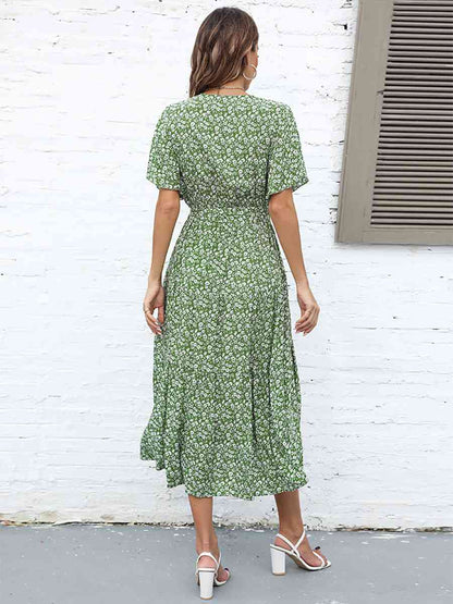 Robe à petites fleurs et col en V à manches courtes et à la taille nouée