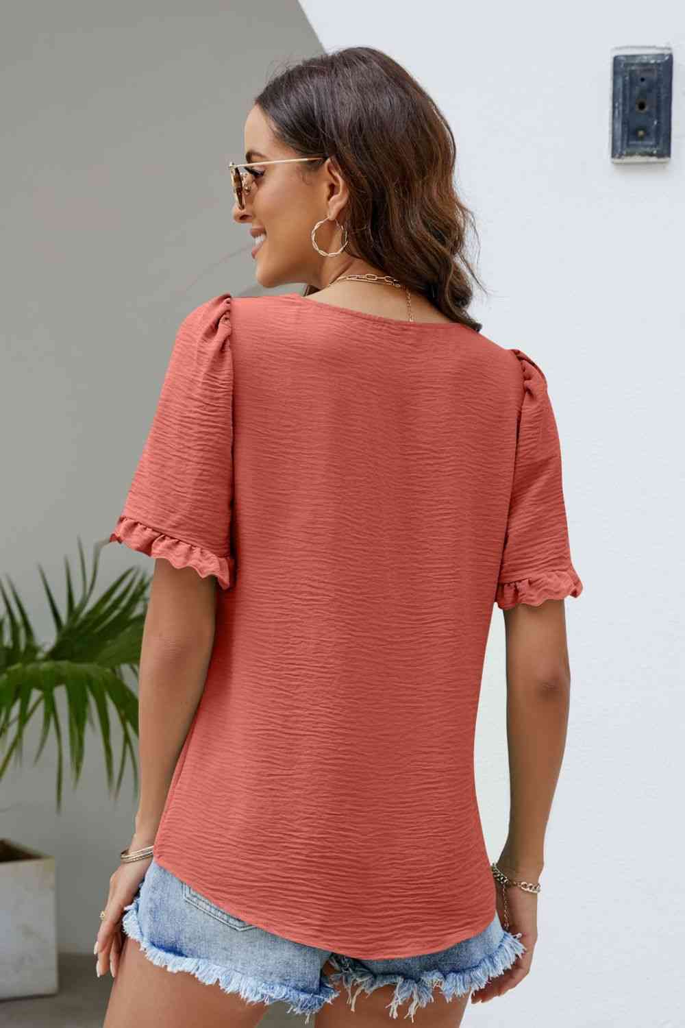 Blusa con cuello cuadrado y manga abullonada con ribete de volantes