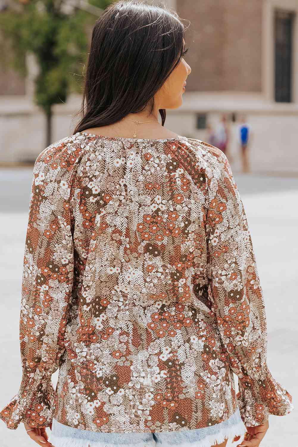 Blouse imprimée à manches longues à volants et col noué