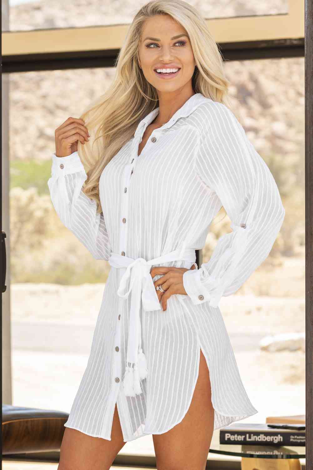 Robe chemise cache-maillot ceinturée et boutonnée sur le devant