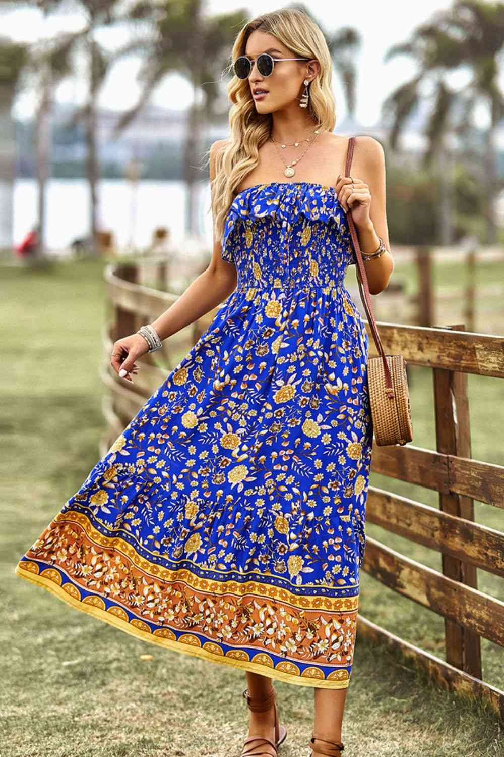 Vestido midi bohemio sin tirantes con abertura