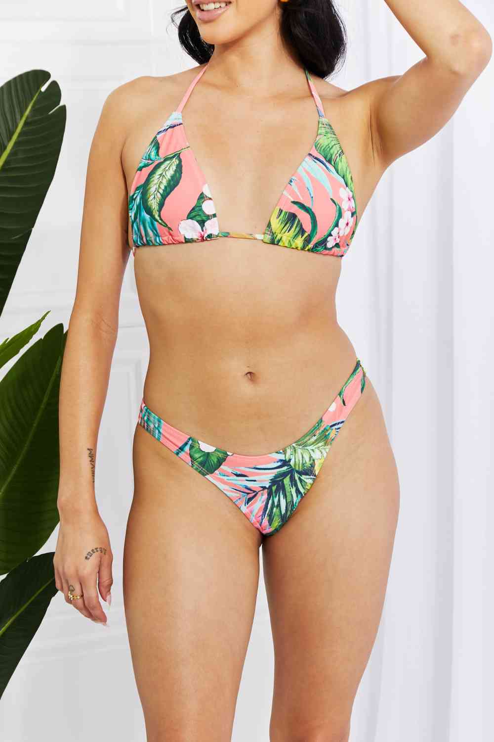 Marina West Swim Paradise attend un ensemble bikini triangle et paréo