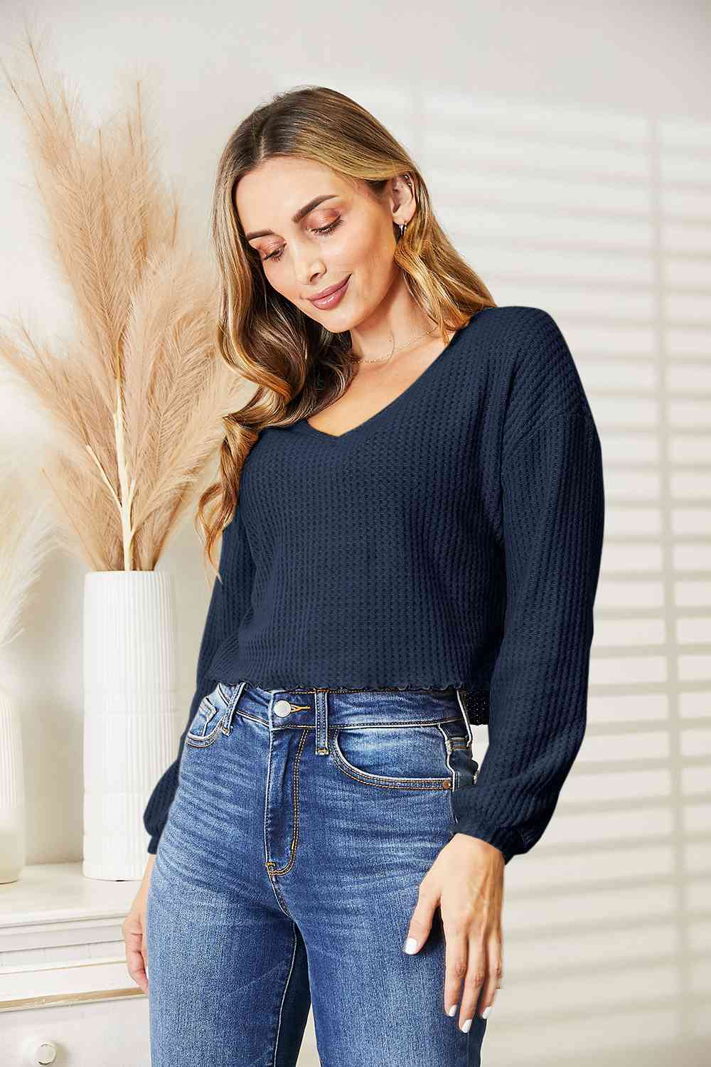 Blusa con cuello en V y punto tipo gofre de tamaño completo