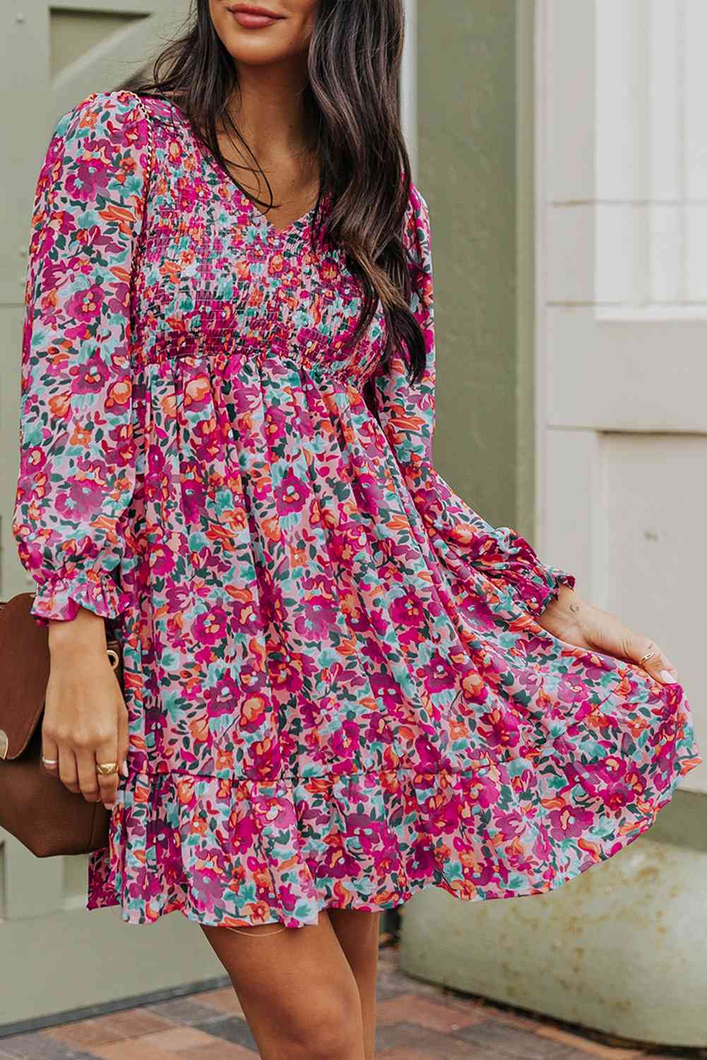 Vestido floral fruncido con cuello en V y mangas con volantes