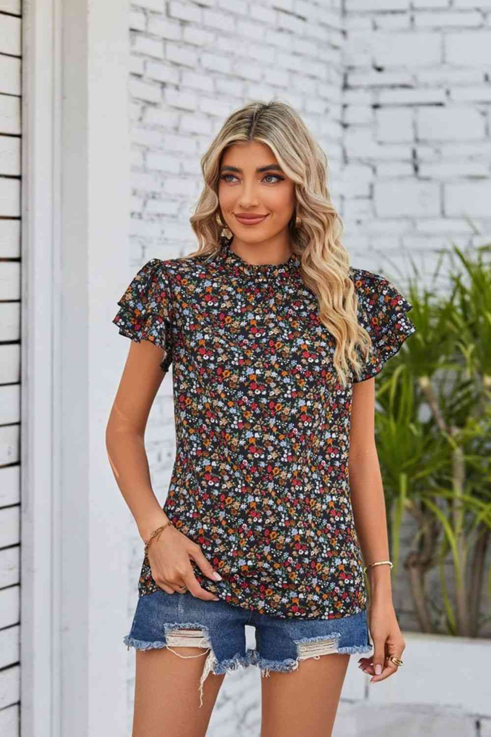 Blusa con mangas acampanadas y cuello con volantes florales