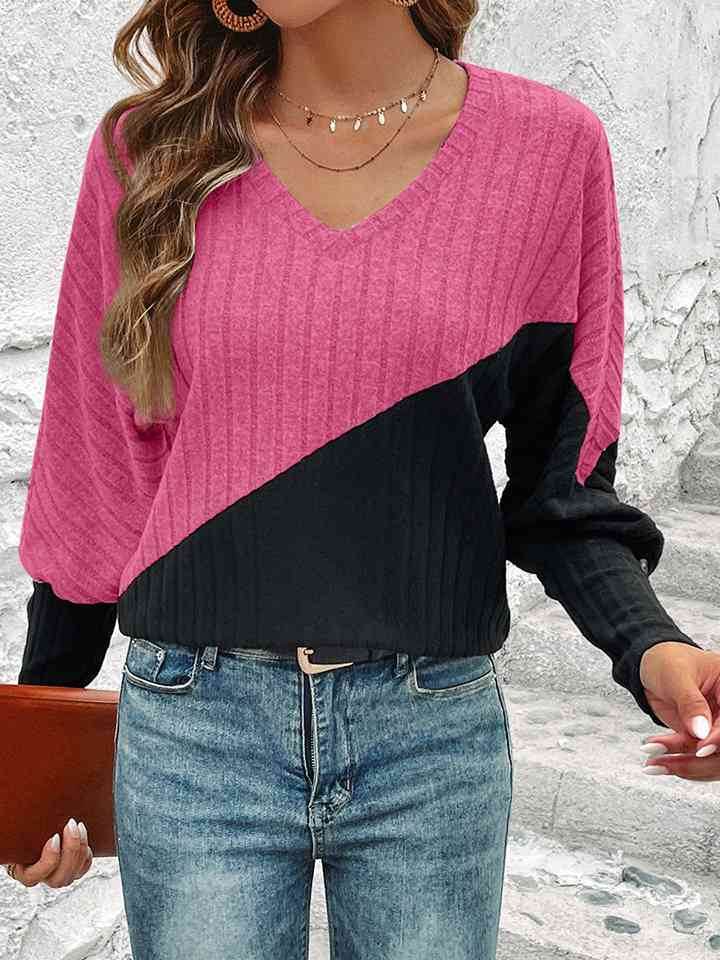 Blusa con cuello en V y botones en contraste