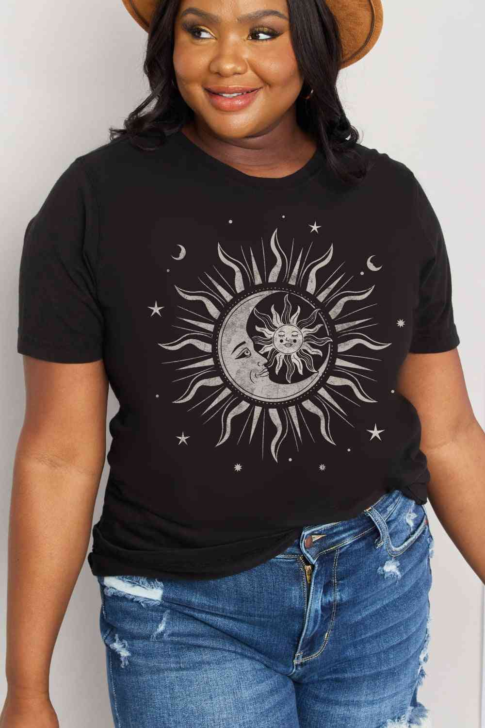 T-shirt en coton graphique Simply Love pleine grandeur Soleil, Lune et Étoile