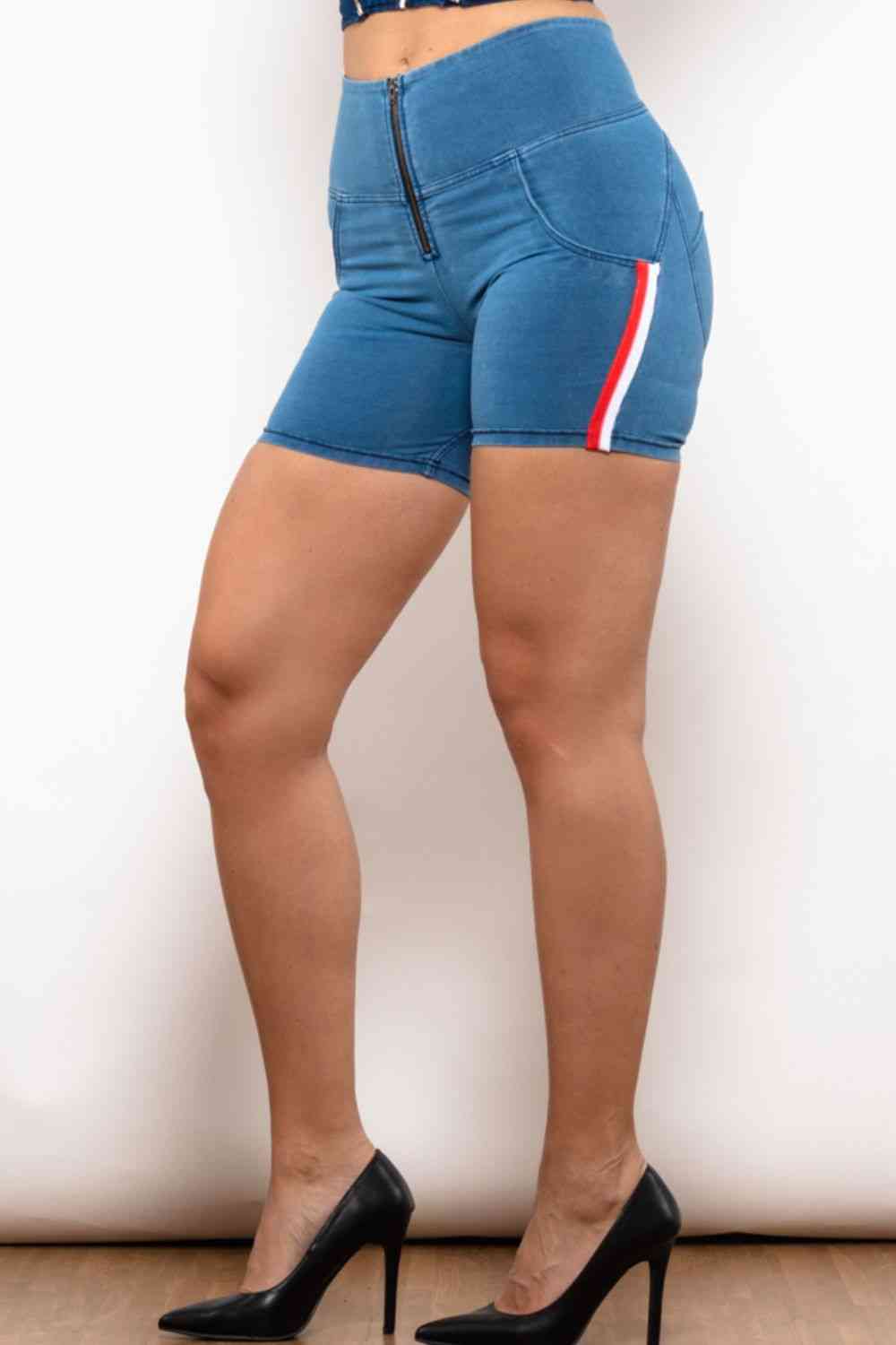 Short en jean à fermeture éclair et rayures latérales pleine taille