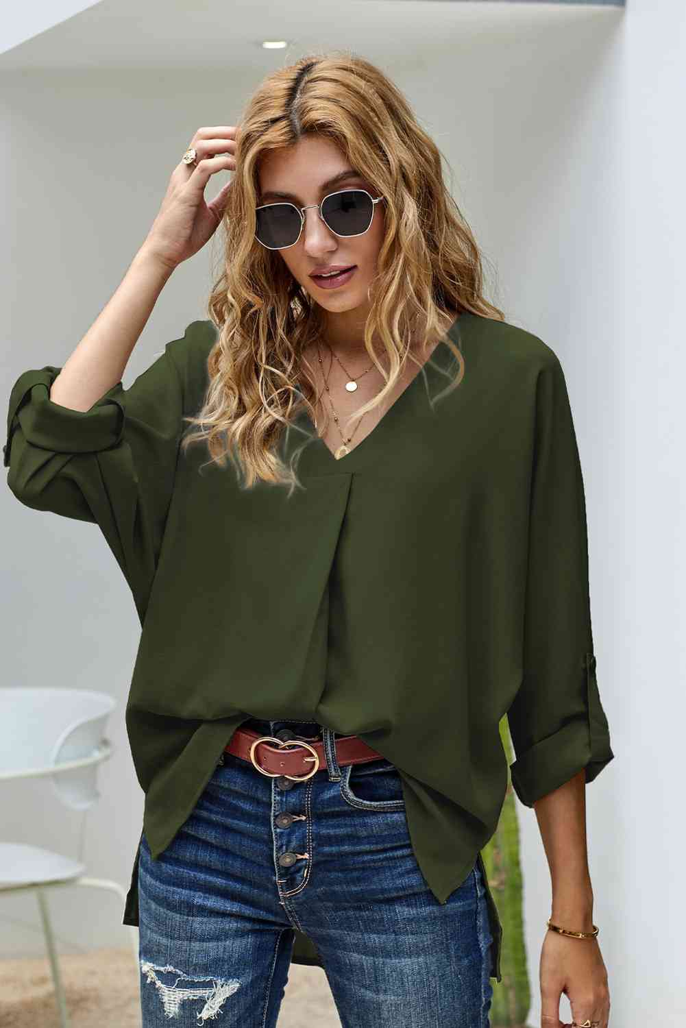 Blusa con cuello en V y manga enrollada