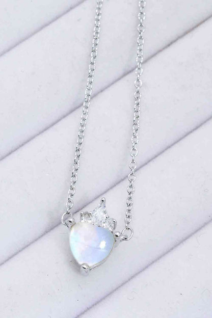 Collar con colgante de corazón de piedra lunar de plata de ley 925