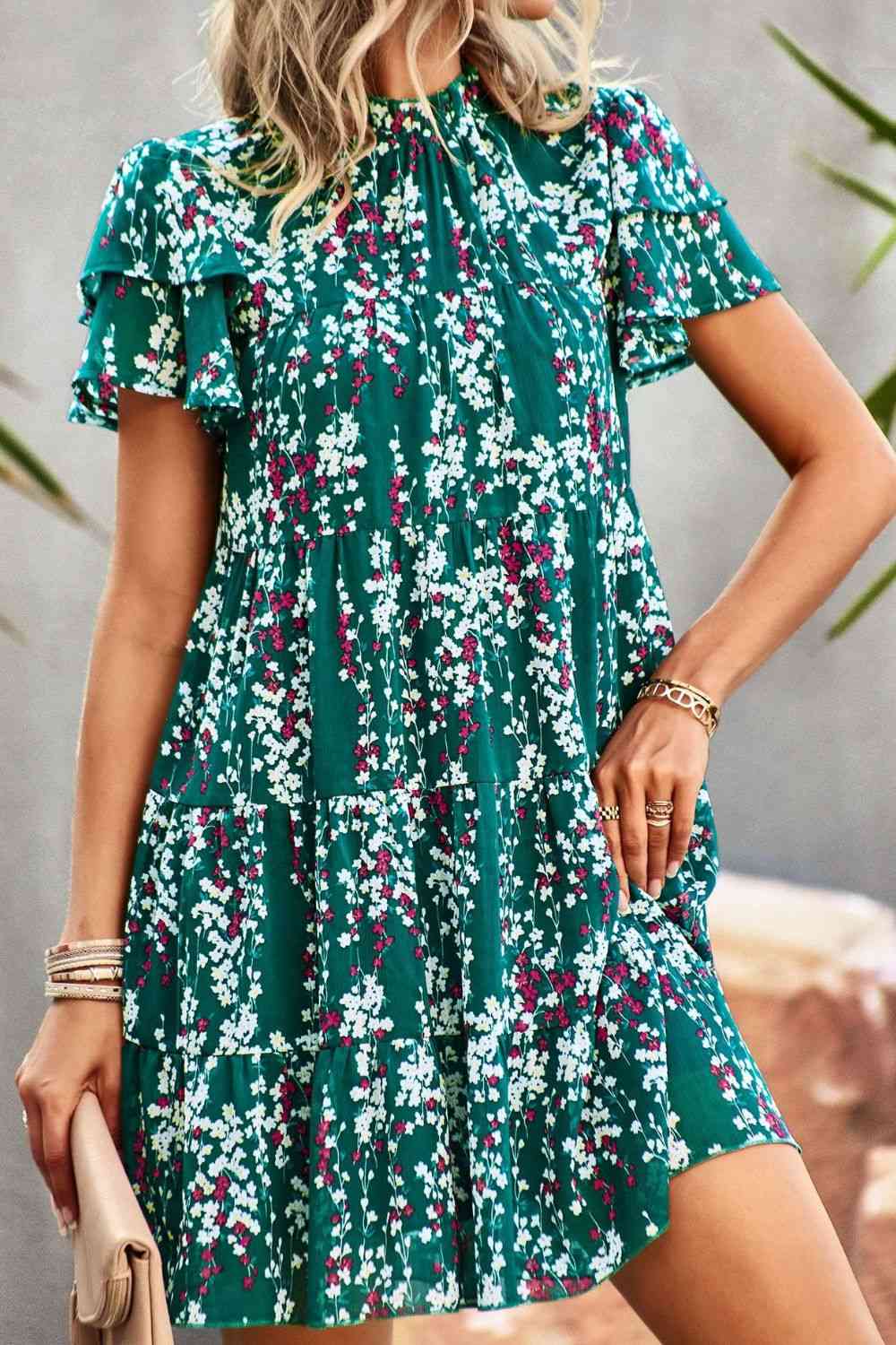 Vestido floral con mangas acampanadas en capas