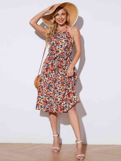 Vestido floral con cuello halter y cintura anudada sin espalda