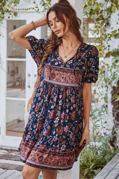 Mini-robe à manches courtes et col noué