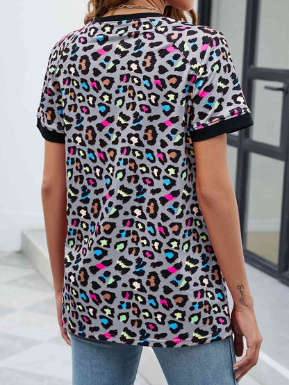 Camiseta de manga corta con cuello redondo de leopardo