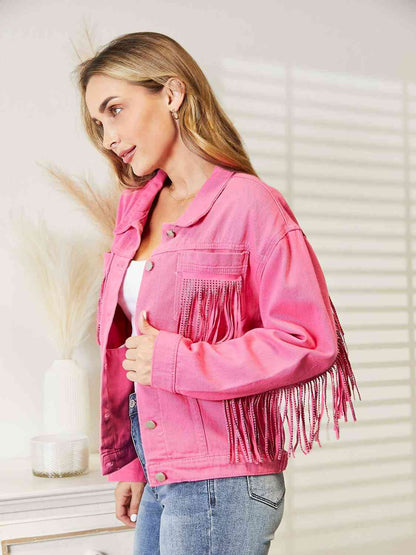 Chaqueta vaquera con hombros caídos y detalle de flecos