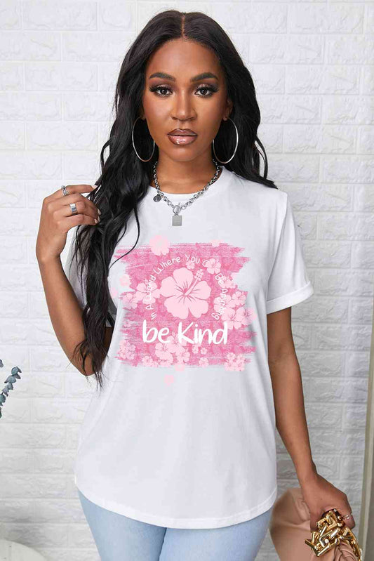 BE KIND Camiseta con cuello redondo y estampado de flores