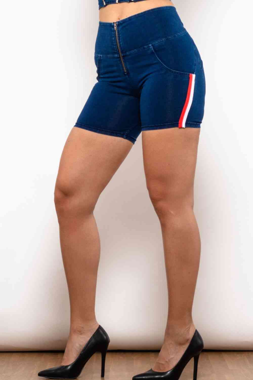 Short en jean à fermeture éclair et rayures latérales pleine taille