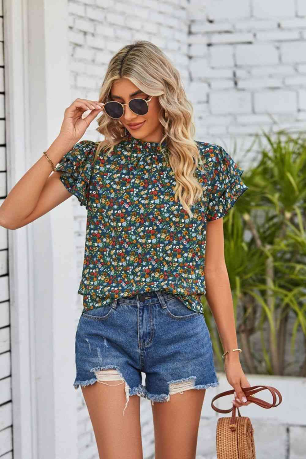 Blusa con mangas acampanadas y cuello con volantes florales